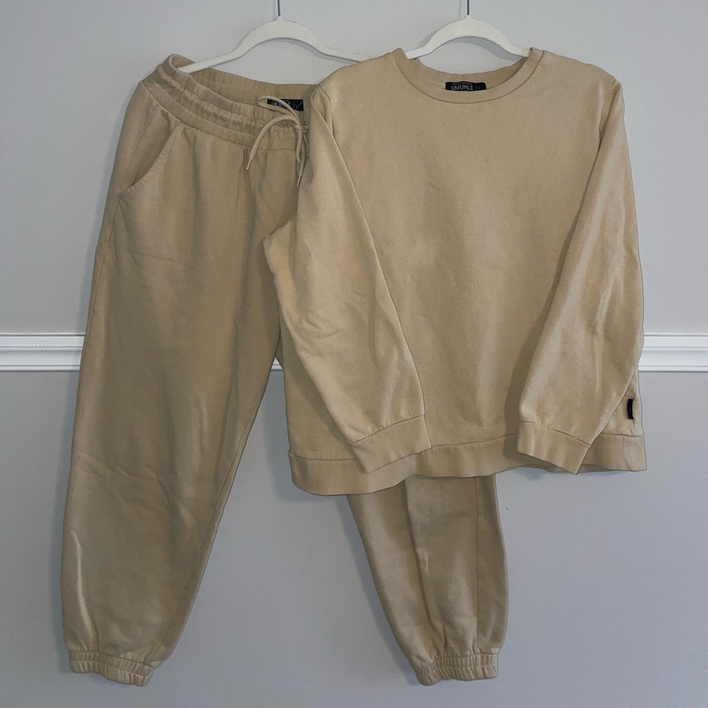 Matching lounge set (same color).
